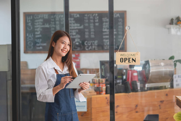 Portrait d'une femme, propriétaire d'une entreprise de café qui sourit magnifiquement et ouvre un café qui est sa propre entreprise, concept de PME. - Photo, image