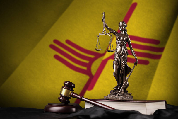 Bandera del estado de Nuevo México con estatua de la dama justicia, constitución y juez martillo en negro cortina. Concepto de juicio y castigo - Foto, imagen