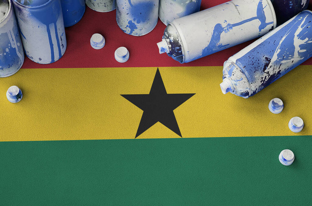Ghana lippu ja harvat käytetty aerosoli spray tölkit graffiti maalaus. Katutaidekulttuurin käsite, vandalismin ongelmat - Valokuva, kuva
