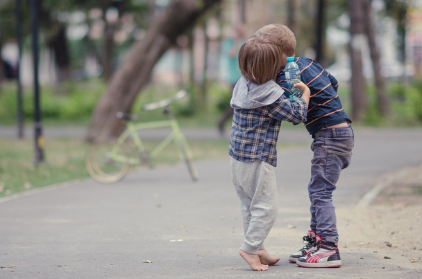 dva chlapci hrají v city parku - Fotografie, Obrázek