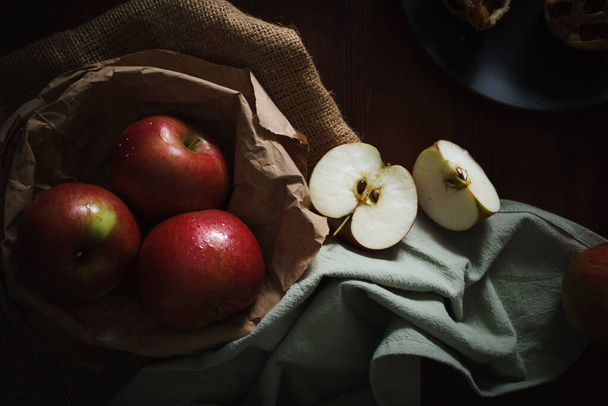 Mini Apple Pie Tarts im dunklen Stil Food Image. Frisch Gebackenes und Selbstgemachtes Foto. - Foto, Bild