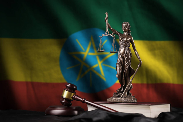 Ефіопський прапор зі статуєю леді, конституцією і суддівським молотком на чорній драпіровці. Концепція судження і покарання - Фото, зображення