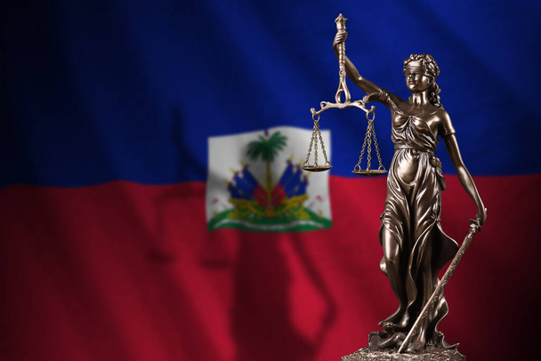 Bandera de Haití con estatua de dama de la justicia y escalas judiciales en cuarto oscuro. Concepto de juicio y castigo, antecedentes de los temas del jurado - Foto, imagen