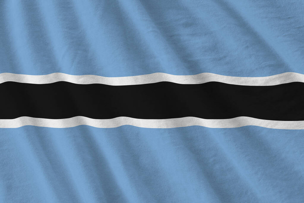 Botswana lippu iso taittuu heiluttaen lähellä studion alla valoa sisätiloissa. Viralliset symbolit ja värit kangas banneri - Valokuva, kuva