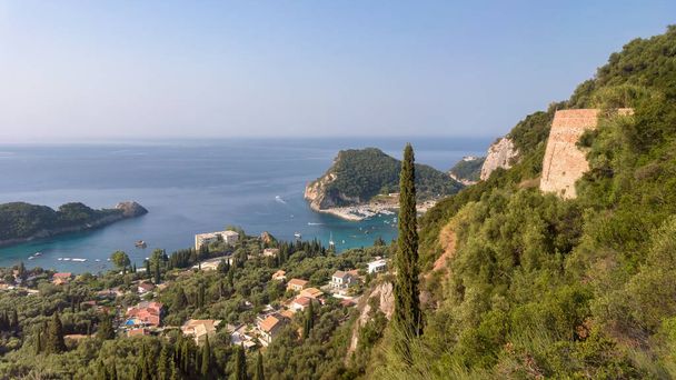 Вид на побережье греческого острова Корфу с деревней Палеокастрица - Фото, изображение