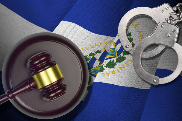 Флаг Сальвадора с судьей молотком и наручниками в темной комнате. Концепция уголовного дела и наказания, предпосылки для виновных тем - Фото, изображение