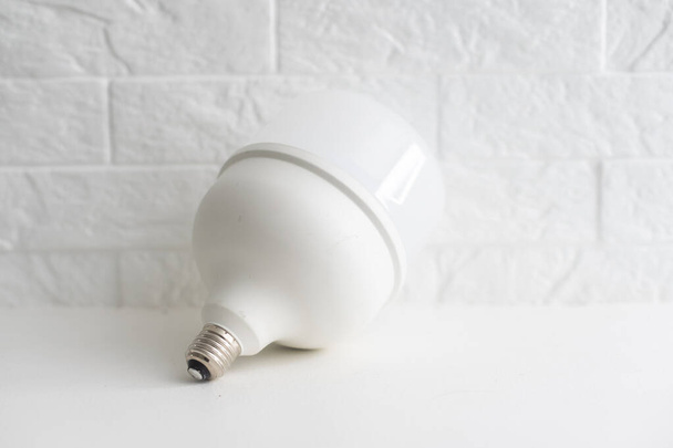 Una grande lampadina su sfondo bianco, lampada a LED. - Foto, immagini