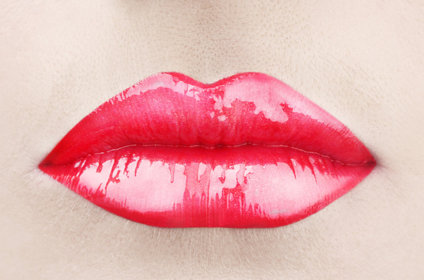 Красивий макіяж гламурних червоних глянцевих губ
 - Фото, зображення