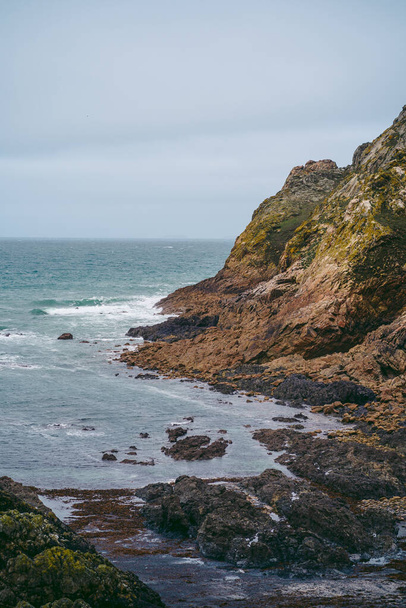 Прекрасний краєвид прибережних скель і пляжів на острові Джерсі (Нормандські острови, Велика Британія).) - Фото, зображення