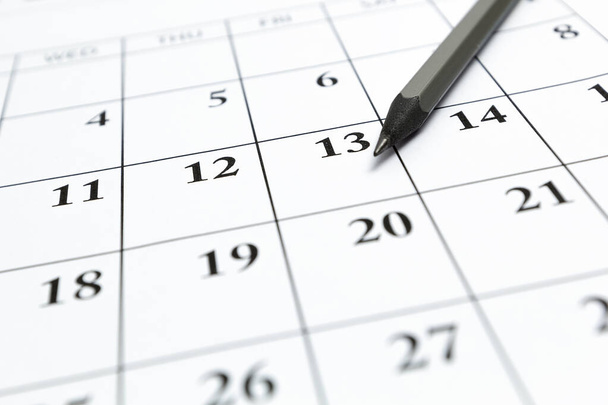 Página con fechas de calendario y lápiz para marcar. Concepto de planificación. - Foto, imagen