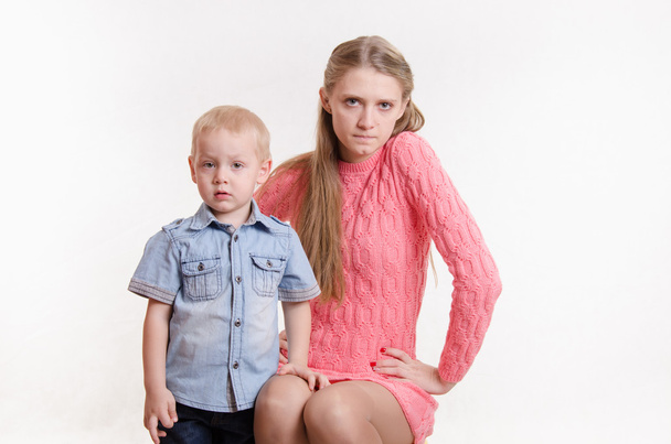 junge Mutter wütend auf ihren kleinen Sohn - Foto, Bild