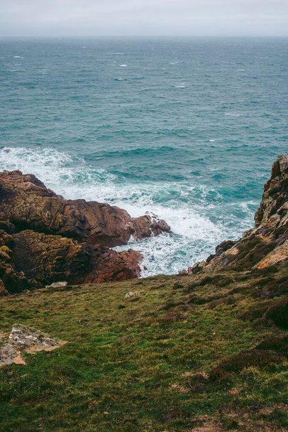 Hermosas vistas de la naturaleza de acantilados costeros y playas en Jersey Island (Islas del Canal, Reino Unido) - Foto, imagen