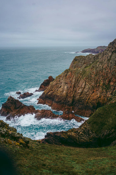 Прекрасний краєвид прибережних скель і пляжів на острові Джерсі (Нормандські острови, Велика Британія).) - Фото, зображення