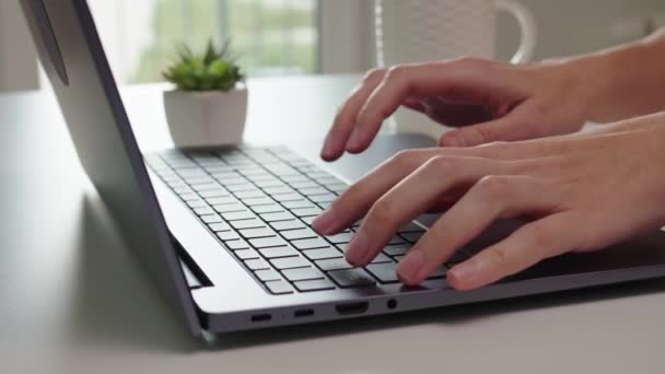 家で働く女性。女性のフリーランスはリビングやノートパソコンを使ってキーボードを押す - 映像、動画