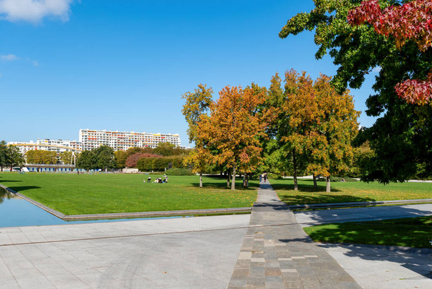 Public Parc Andre Citroen on a sunny day of Autumn - Valokuva, kuva