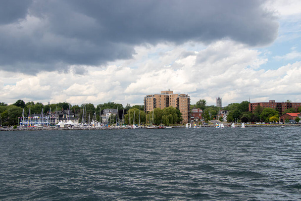 KINGSTON, ONTARIO, CANADÁ - 8 de julio de 2022: Escuela de vela en el Kingston Yacht Club - Foto, Imagen