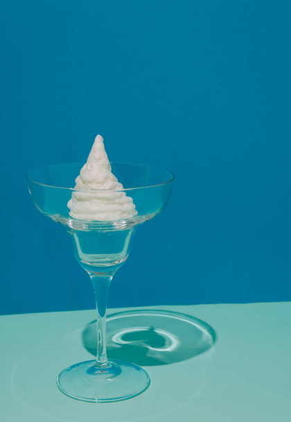 Мороженое в чашке с маргаритой. Двухцветный синий фон. Концептуальный набор и минимализм. - Фото, изображение
