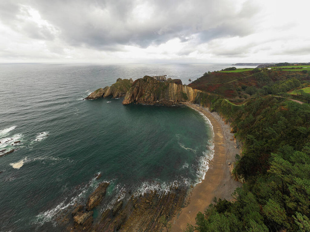 Tichá pláž, stříbřitě písčitá zátoka s přírodním skalním amfiteátrem v Asturii, Španělsko. - Fotografie, Obrázek