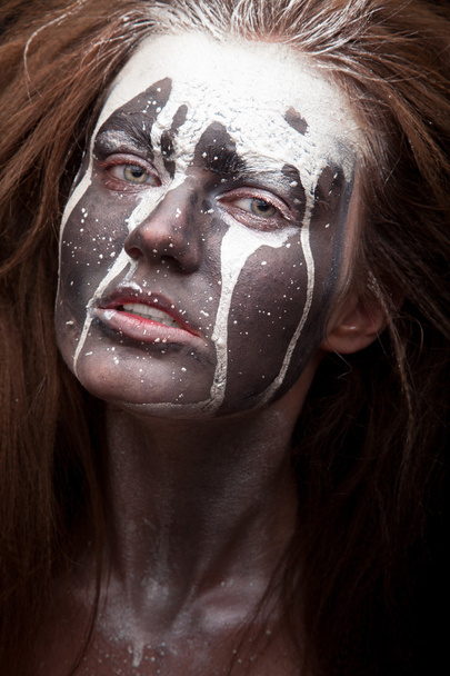 Vrouw staand met gezicht kunst - Foto, afbeelding