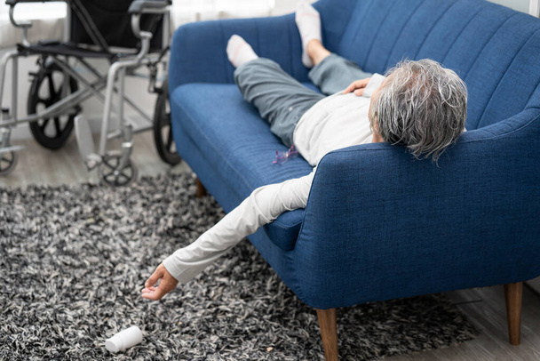 Femme âgée couchée inconsciente sur le canapé. - Photo, image
