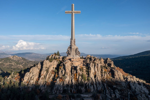 Valley of the Fallen - Памятник жертвам гражданской войны в Испании, расположенный в Сьерра-де-Гуадарама, недалеко от Мадрида. - Фото, изображение