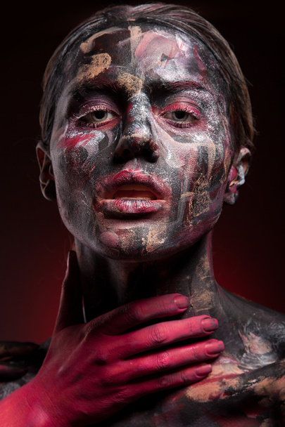 Mujer pintada con arte facial y body art
 - Foto, imagen