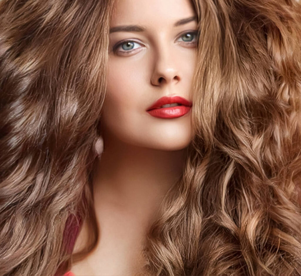 Fryzura, piękno i pielęgnacja włosów, piękna kobieta z długimi naturalnymi brązowymi włosami, portret glamour do salonu fryzjerskiego i marki pielęgnacji włosów - Zdjęcie, obraz