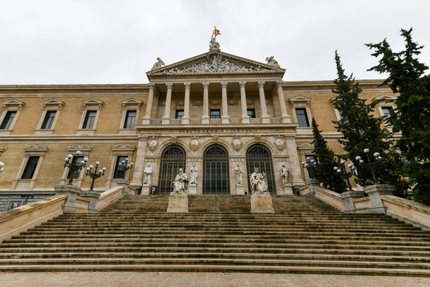 Национальная библиотека Испании (Biblioteca Nacional de Espana) является крупнейшей публичной библиотекой в Испании и одной из крупнейших библиотек в мире. Он расположен в Мадриде, на Пасео де Реколетос. - Фото, изображение
