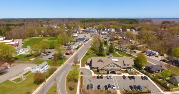 Salisbury town center aerial view on Bridge Road and Town Common in het voorjaar, Massachusetts MA, Verenigde Staten.  - Video