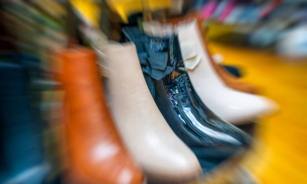 Riga di scarpe da donna in un negozio di moda della città. - Foto, immagini