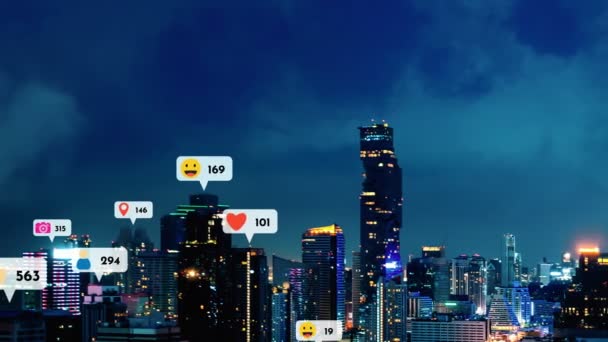 Μέσα κοινωνικής δικτύωσης εικονίδια πετούν πάνω από την πόλη στο κέντρο της πόλης, δείχνοντας στους ανθρώπους σύνδεση αμοιβαιότητας μέσω κοινωνικής πλατφόρμας εφαρμογής δικτύου. Έννοια για online κοινότητα και τη στρατηγική μάρκετινγκ κοινωνικών μέσων μαζικής ενημέρωσης . - Πλάνα, βίντεο