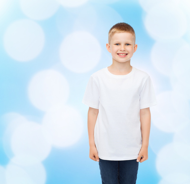 smiling little boy in white blank t-shirt - Foto, afbeelding