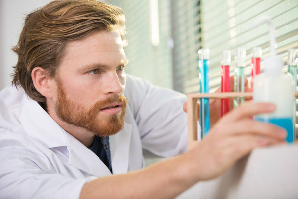 young male scientist working in the lab - Foto, Bild