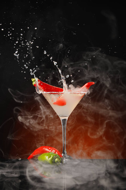 Verre de cocktail de margarita savoureux avec éclaboussures sur fond de couleur sombre - Photo, image