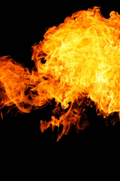 горящее пламя на черном фоне - Фото, изображение