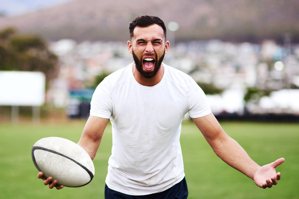 Os jogadores de rugby não falam, rugem. Retrato de um jovem entusiasta jogando um jogo de rugby - Foto, Imagem