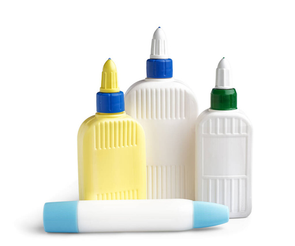 Beyaz arka planda farklı yapıştırıcı şişeleri - Fotoğraf, Görsel