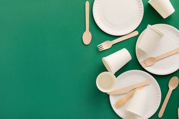 Экологическая посуда на зеленом фоне - Фото, изображение