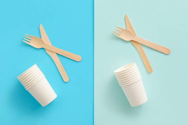 Paper cups and cutlery on color background - Photo, Image