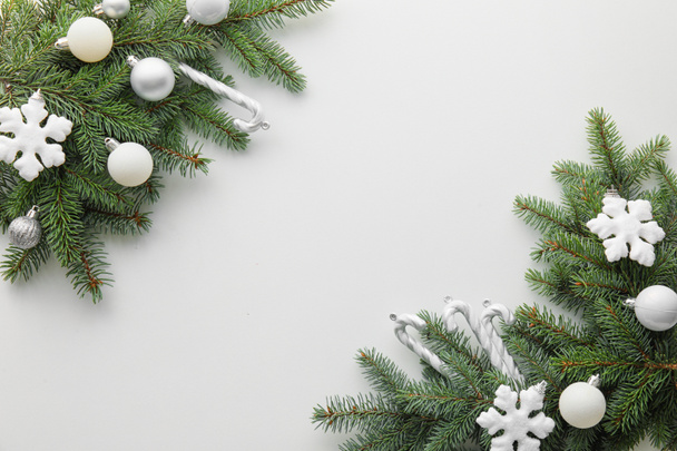 モミの枝と白い背景に隔離されたクリスマスの装飾と構成 - 写真・画像