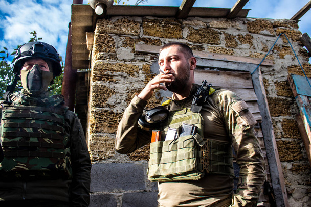 Sotilailla on lepoaikaa ja nauttia ennen hyökkäystä, Ukrainan armeijan jalkaväen sotilaat etulinjassa, he ovat erikoistuneet kranaatinheittimen tulipalo vihollisen linjat. Heidän tavoitteenaan on heikentää Venäjän armeijan pysyvällä tulella, heidän tilanteensa on hyvin da - Valokuva, kuva
