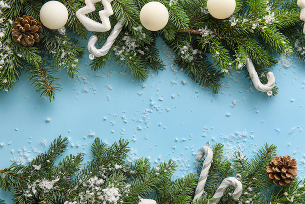Noel kompozisyonu köknar dalları, çam kozalakları ve renk arkaplanı üzerine dekorasyonlar - Fotoğraf, Görsel