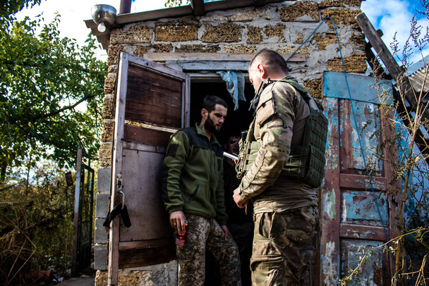 Ukraina, Kherson 21. lokakuuta 2022 Ukrainan armeijan jalkaväen sotilaat etulinjassa, he ovat erikoistuneet kranaatinheittimen tulipalo vihollisen linjat. Heidän tavoitteenaan on heikentää Venäjän armeijaa pysyvällä tulella, heidän tilanteensa on erittäin vaarallinen. - Valokuva, kuva
