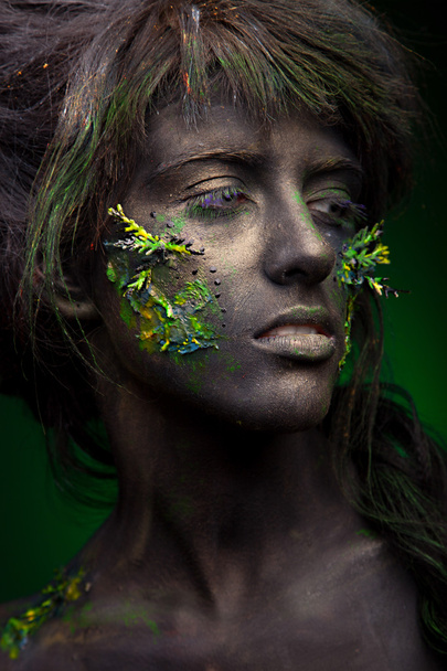 Donna con viso nero e faccia verde arte
 - Foto, immagini