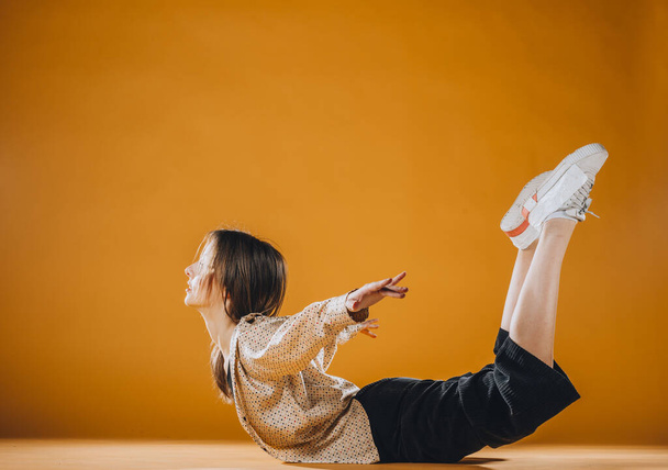 Ballerina di danza femminile che esercita pose durante una pratica di danza - Foto, immagini