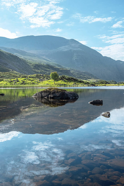 Kauniita heijastuksia rauhallisessa järvessä, Dunloen aukko, Irlanti - Valokuva, kuva