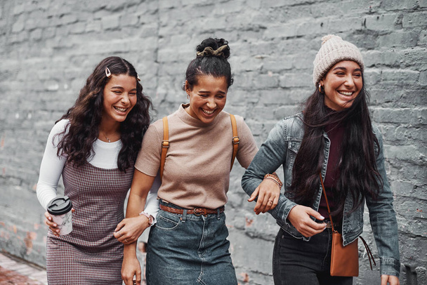 Zeit, sich zu binden. eine attraktive Schwesterngruppe, die sich während eines gemeinsamen Tages in der Stadt zusammenschließt - Foto, Bild