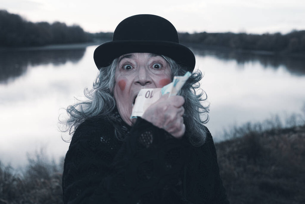 personaje de actor femenino sosteniendo dinero en efectivo concepto de tiempos oscuros de guerra - Foto, imagen