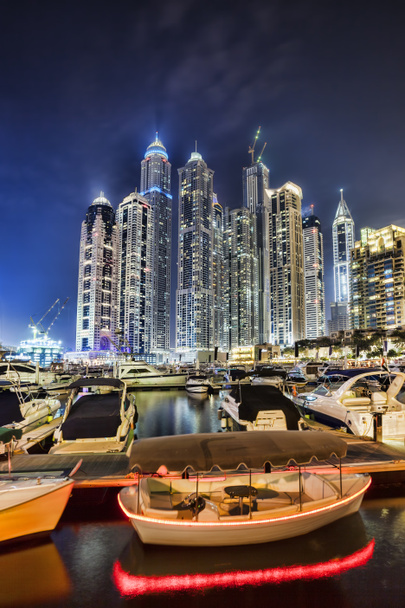 Дубай Марина с небоскребами вечером, Дубай, Объединенные Арабские Эмираты
 - Фото, изображение