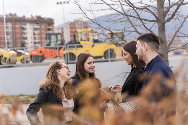 Gruppe junger Geschäftsleute schaut sich die Baustelle an und lächelt dabei - Foto, Bild